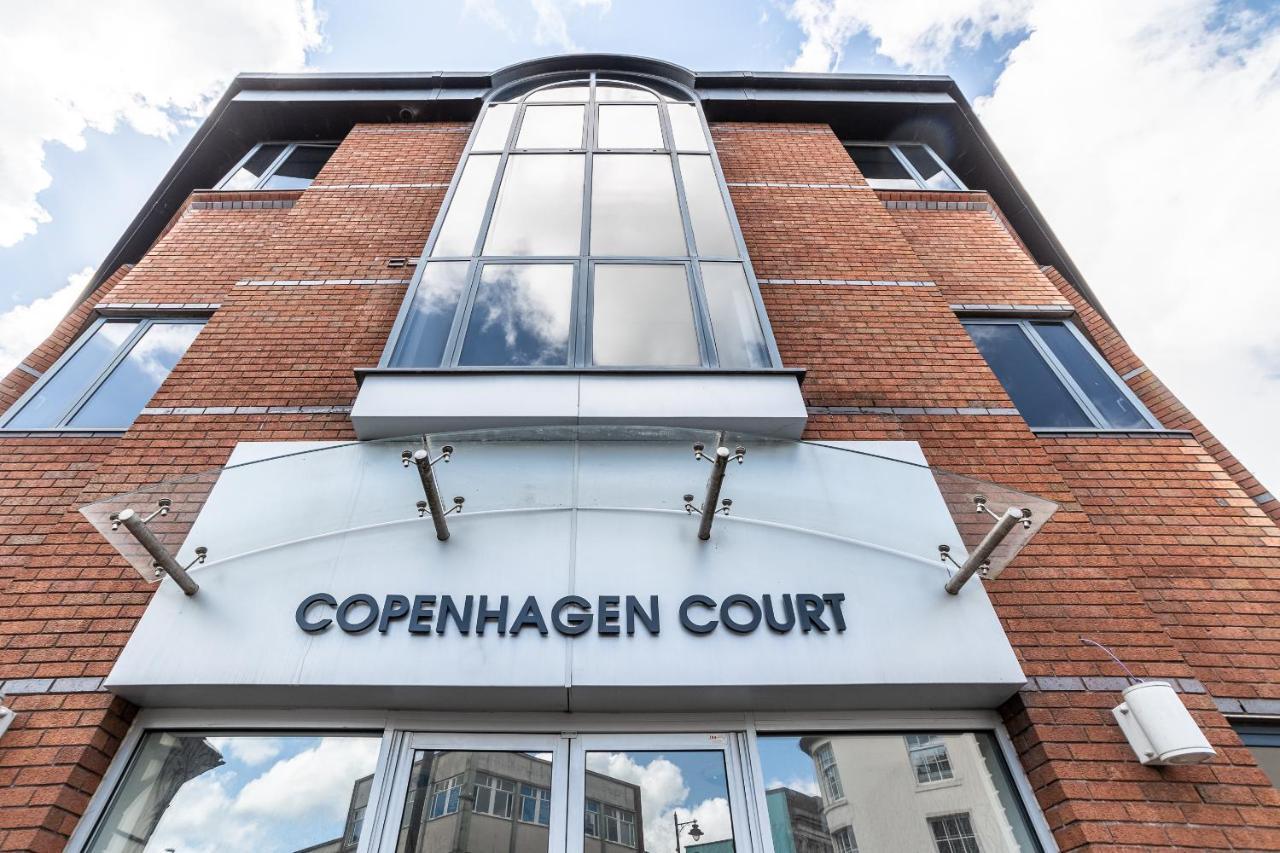 Copenhagen Court Apartments Бэйсингсток Экстерьер фото